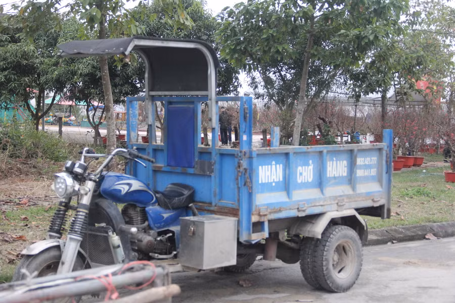 Nhiều phương tiện nằm "treo" chờ khách tại các điểm bán hoa và cây cảnh Tết. (Ảnh: Phương Hồ).
