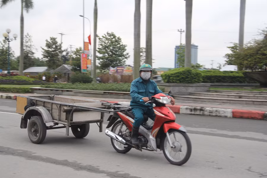 Sức mua giảm, dịch vụ "chở Tết về nhà" cũng vắng khách những ngày giáp Tết. (Ảnh: Phương Hồ).