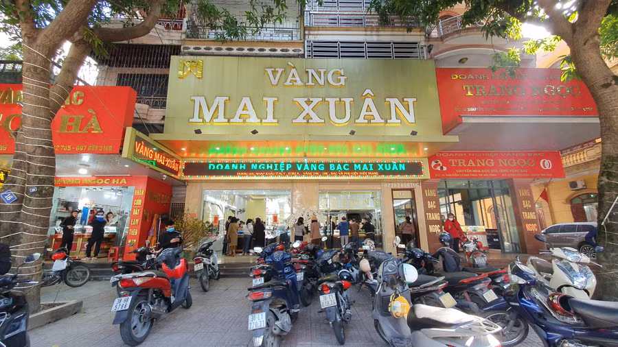 Theo chị Bùi Diệu Huyền (chủ tiệm vàng Mai Xuân), ngày vía Thần Tài rơi vào trúng thứ 3 chứ không trúng cuối tuần như những năm trước. Vì vậy, người dân không thể đến trực tiếp mua hàng do phải đi làm. Ngoài ra, thời tiết giá rét nên thị trường cũng sôi động muộn hơn. Theo chị Bùi Diệu Huyền (chủ tiệm vàng Mai Xuân), ngày vía Thần Tài rơi vào trúng thứ 3 chứ không trúng cuối tuần như những năm trước. Vì vậy, người dân không thể đến trực tiếp mua hàng do phải đi làm. Ngoài ra, thời tiết giá rét nên thị trường cũng sôi động muộn hơn.