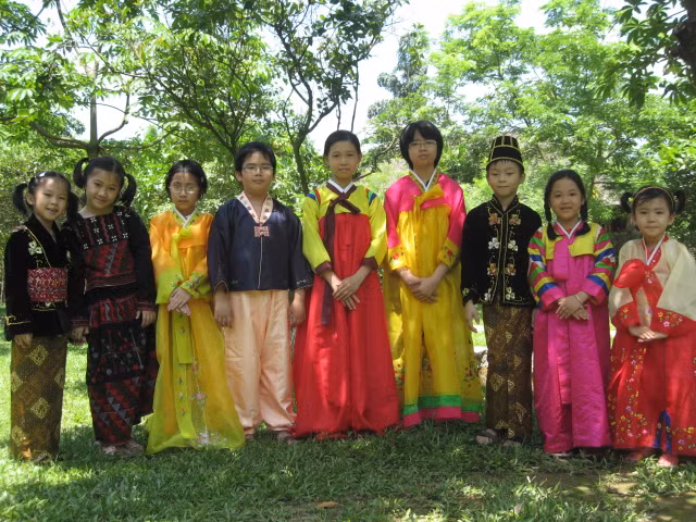 Mặc thử trang phục Hàn Quốc