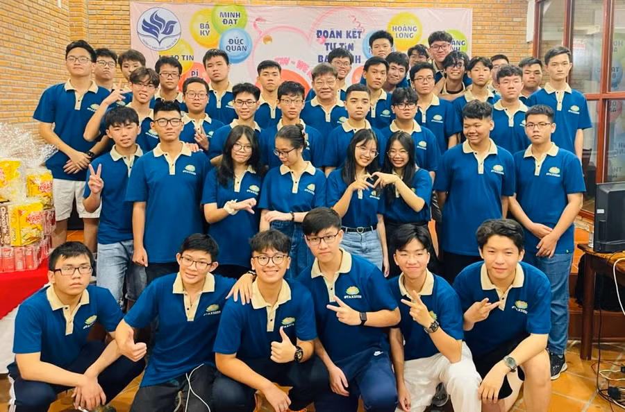 Ở lớp, Huy luôn được bạn bè và thầy cô quý mến. Ở lớp, Huy luôn được bạn bè và thầy cô quý mến.