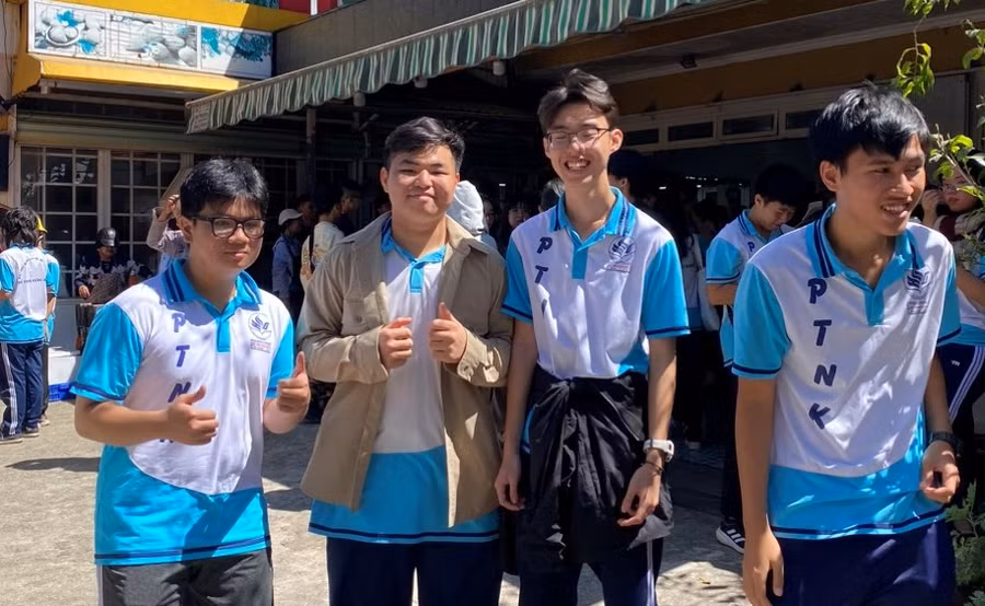 Huy (thứ 2 từ trái qua) cùng bạn học trong một chuyến trải nghiệm tại tỉnh Lâm Đồng. Huy (thứ 2 từ trái qua) cùng bạn học trong một chuyến trải nghiệm tại tỉnh Lâm Đồng.