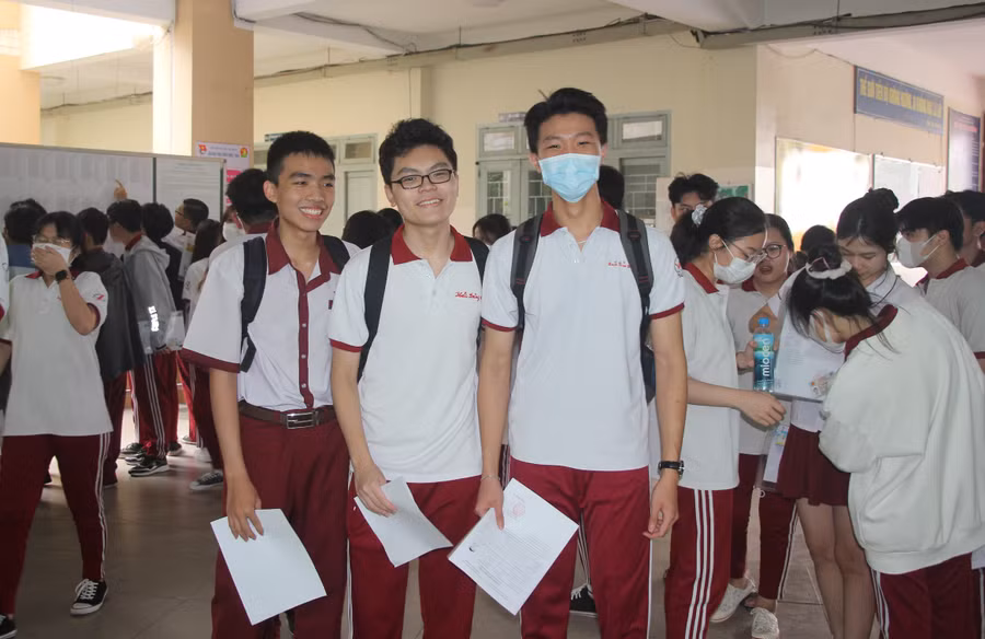 Các thí sinh đến điểm thi Trường THCS Trần Quốc Toản từ rất sớm.