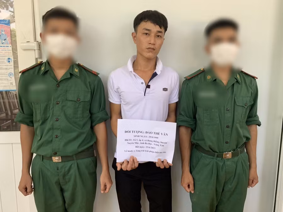 Đối tượng Đào Thế Văn bị lực lượng chức năng bắt giữ.