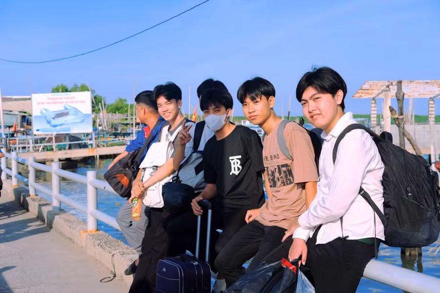 Các thí sinh có mặt tại bến đò để vào khu vực lưu trú từ rất sớm. Các thí sinh có mặt tại bến đò để vào khu vực lưu trú từ rất sớm.