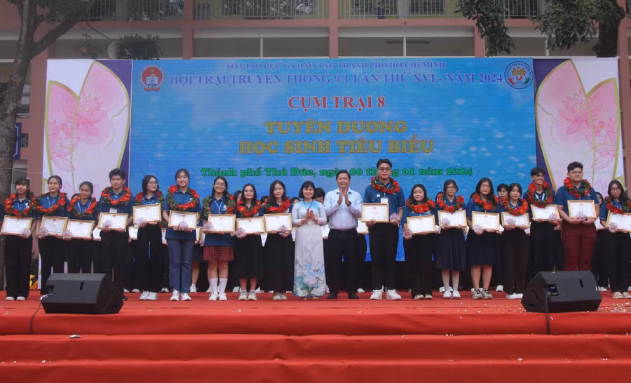 Trưởng ban tổ chức Cụm trại 8 và lãnh đạo Phòng GD&amp;ĐT TP Thủ Đức trao khen thưởng cho các học sinh.