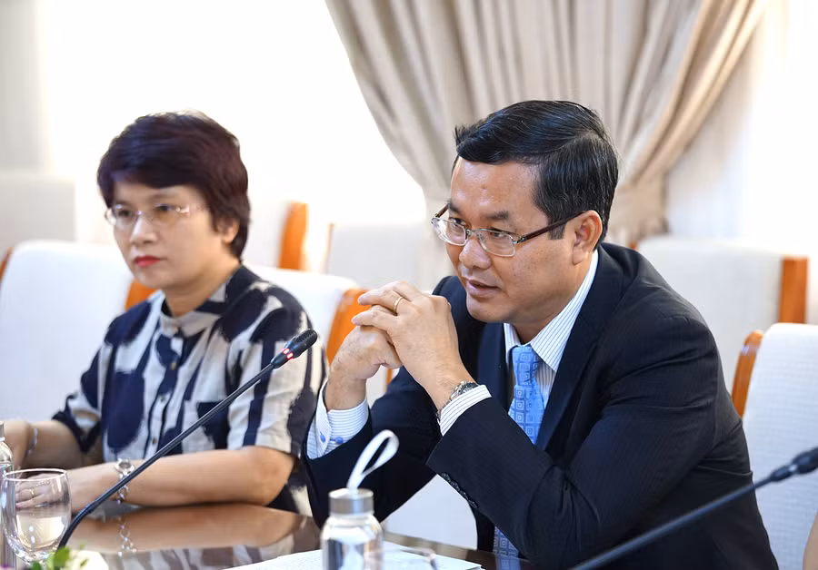 Thứ trưởng Nguyễn Văn Phúc tiếp đón đoàn làm việc của Tổ chức Đại học Pháp ngữ.