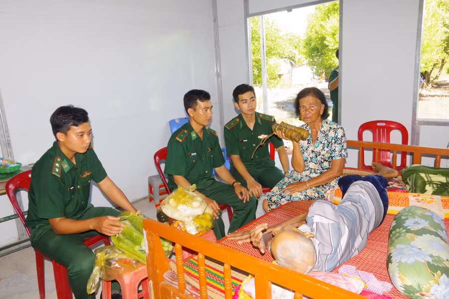 Chỉ huy đồn Biên phòng Lai Hòa, BĐBP tỉnh Sóc Trăng đến thăm hỏi tặng quà người già có hoàn cảnh khó khăn nhân dịp Lễ Sene Đôlta.