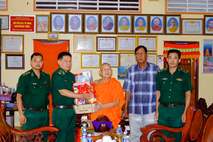 Lãnh đạo BĐBP tỉnh Sóc Trăng thăm hỏi tặng quà hòa thượng Thạch Huôl, Trụ trì chùa Prêy Chóp xã Lai Hòa, thị xã Vĩnh Châu nhân dịp Lễ Sene Đôlta.
