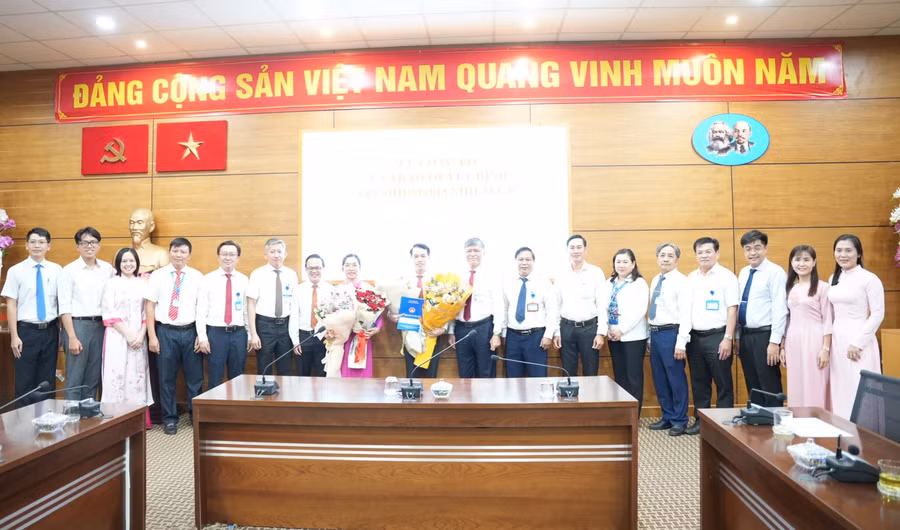 Sở GD&ĐT TPHCM trao quyết định hiệu trưởng cho 2 trường THPT chuyên Trần Đại Nghĩa và THCS-THPT Trần Đại Nghĩa.
