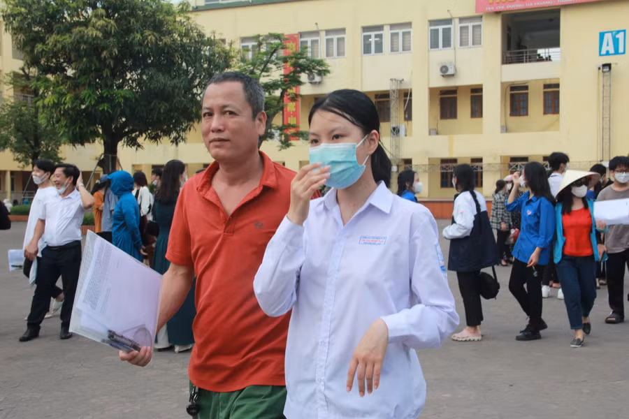 Trong 2 ngày diễn ra kỳ thi căng thẳng, các thí sinh luôn nhận được sự quan tâm, đồng hành từ gia đình và thầy cô… 