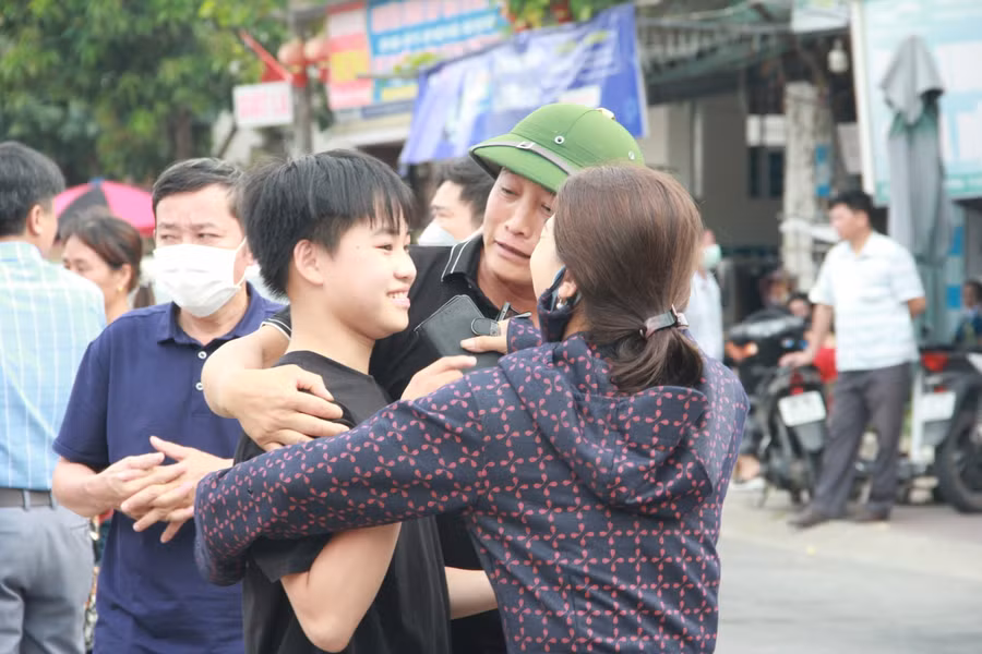 Cha mẹ em Dương Đình Khánh Toàn (THCS Mỹ Duệ, huyện Cẩm Xuyên) phấn khởi khi biết con mình đã hoàn thành bài thi môn Tin học. Toàn cho biết, năm nay đề thi khá dễ nên em làm xong bài thi khá sớm.