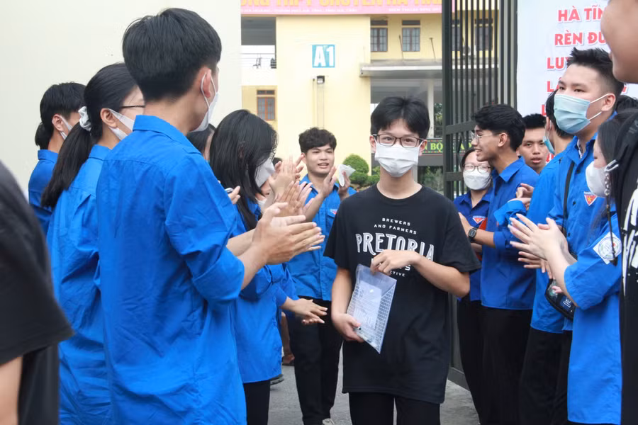 Các thí sinh đăng ký thi môn Tin rời phòng thi khá sớm.