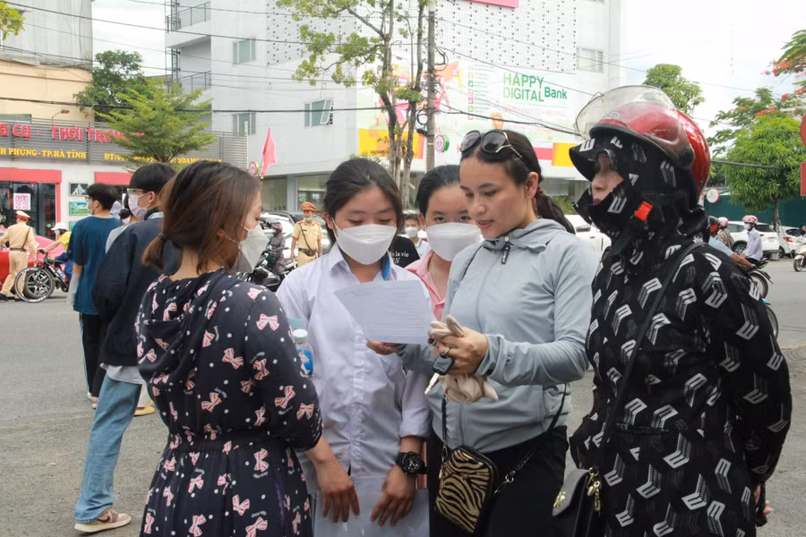 GV và học sinh trao đổi lại kết quả của bài thi môn Toán.