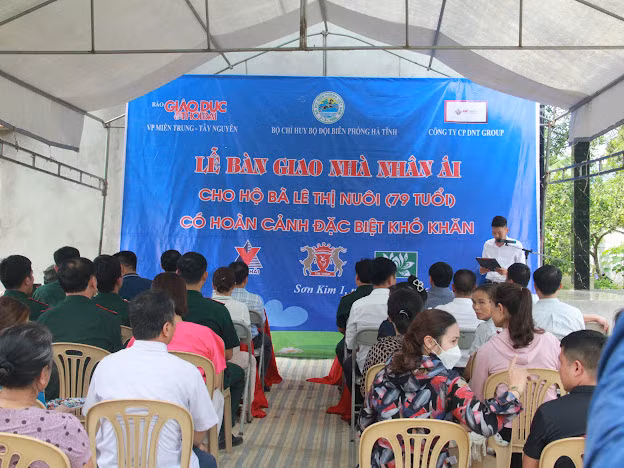 Cán bộ chiến sĩ Biên phòng cùng bà con lối xóm đến chung vui cùng gai đình.