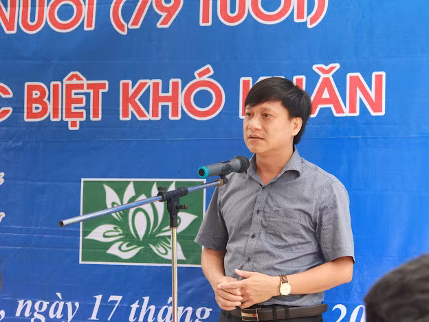 Ông Hồ Thái Sơn, Phó Chủ tịch UBND huyện Hương Sơn bày tỏ lời cám ơn đến Bộ đội Biên phòng Hà Tĩnh, báo GD&amp;TĐ cùng các nhà hảo tâm đã chung tay hỗ trợ các hoàn cảnh khó khăn tại địa phương,