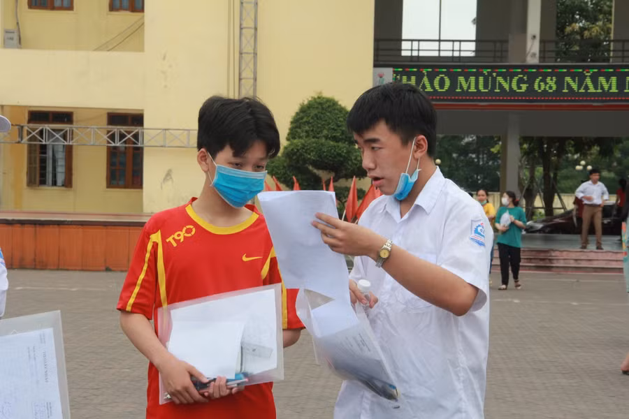 Đề thi Toán dù không quá khó nhưng khá dài khiến nhiều thí sinh "mướt" mồ hôi để hoàn thành.