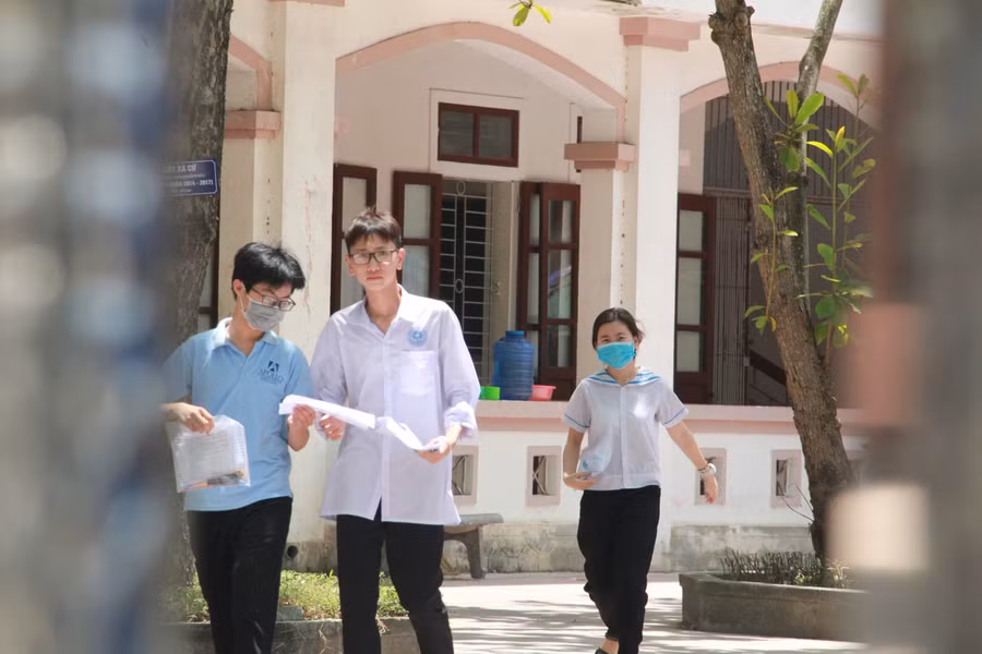 Các thí sinh bắt đầu rời khỏi phòng thi sau khi hoàn thành bài thi Ngữ văn và Tiếng Anh.