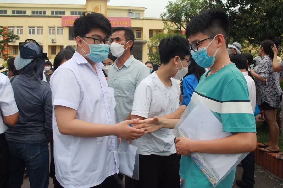 Thí sinh phấn khởi, bắt tay nhau sau khi hoàn thành bài thi.