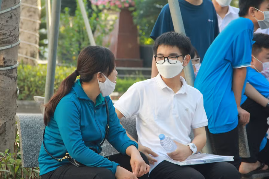 Phụ huynh chia sẻ, trò chuyện cùng con trước buổi thi.