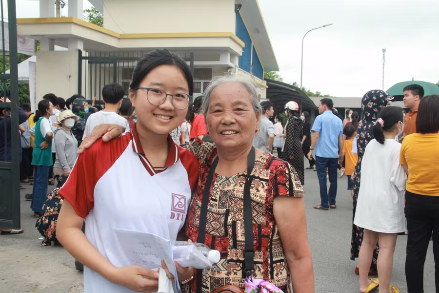 Biết cô cháu gái Đặng Lê Vi đã làm tốt bài thi, bà Nhường rất phấn khởi. "Cháu chia sẻ đề thi môn Tiếng Anh năm nay khá dài, nhiều từ vựng mới nhưng cháu đã cố gắng hoàn thành bài thi thật tốt. Tôi mong cháu sẽ đậu vào ngôi trường cháu mơ ước", bà nói.