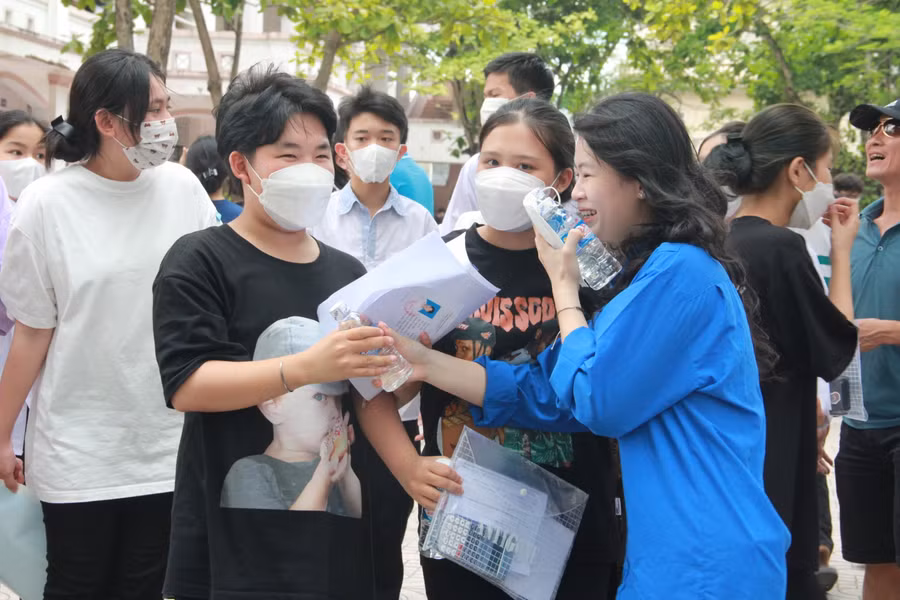 Thí sinh phấn khởi rời hội đồng thi.