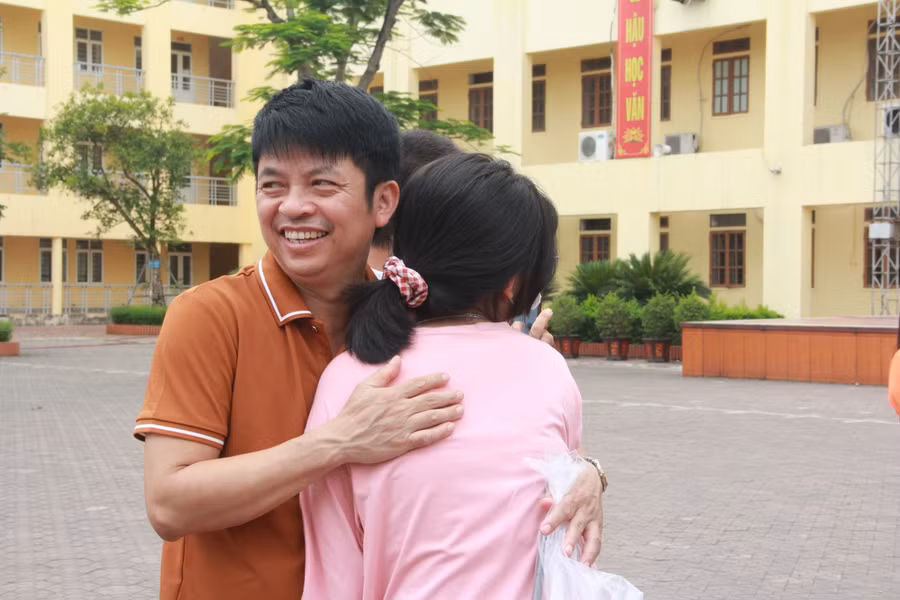Phụ huynh động viên các sĩ tử sau buổi thi.