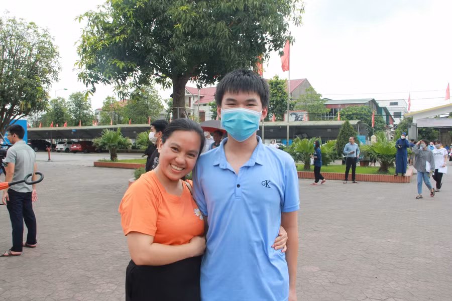 Vượt hơn 40km từ thị trấn Hương Khê xuống điểm thi, chị Phan Thị Mai Lan cho biết, dù con đậu hay không gia đình cũng rất vui vì cháu đã nỗ lực hết mình để làm bài.