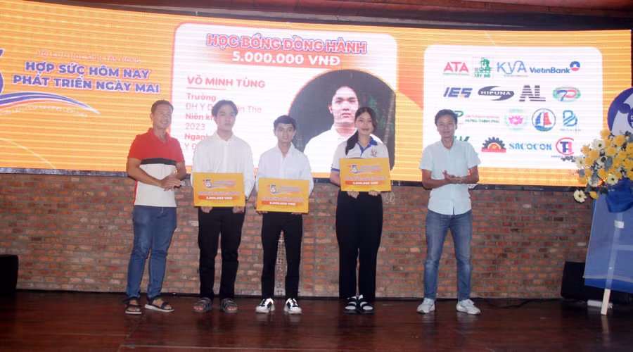 Các nhà hảo tâm trao học bổng đồng hành cho các em sinh viên. Các nhà hảo tâm trao học bổng đồng hành cho các em sinh viên.