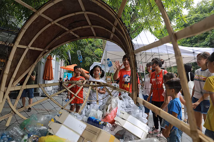 Phiên bản cá Goby ăn rác nhựa làm từ tre và nứa được dựng ngay tại chợ quốc tế cuối tuần nhắn nhủ cư dân và du khách cần hành động ngay để giảm thiểu lượng rác thải nhựa đang có nguy cơ nhấn chìm Trái đất.