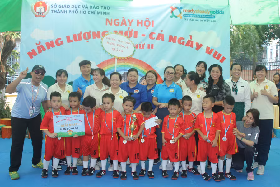 Ban tổ chức trao giải Nhất môn bóng đá cho đội đến từ Trường Mầm non Rạng Đông 4 (quận 6).