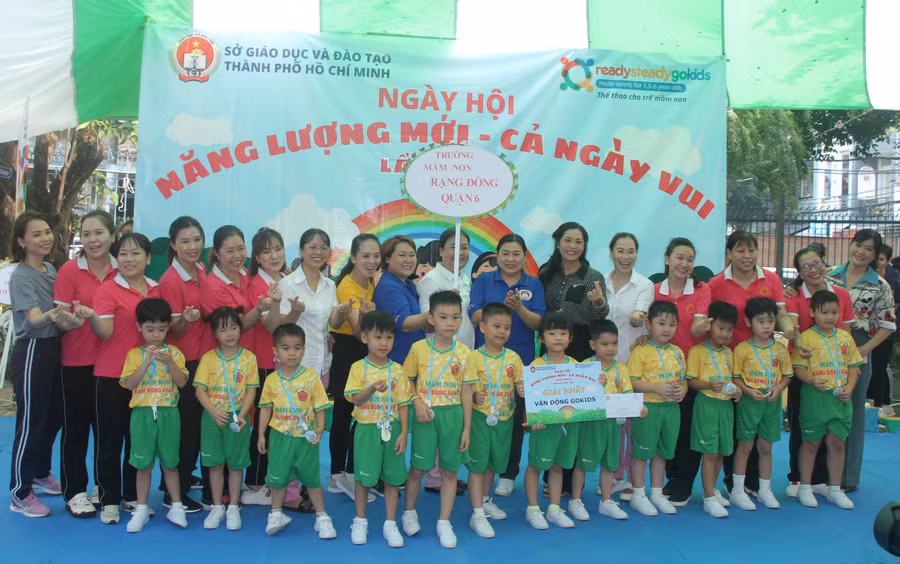 Trẻ Trường Mầm non Rạng Đông Quận 6 đạt giải Nhất nội dung thi vận động liên hoàn 10 môn thể thao phối hợp.