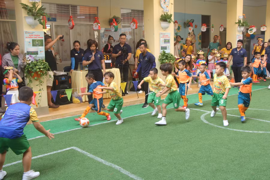 Màn so tài của những cầu thủ nhí trên sân bóng đá mini.