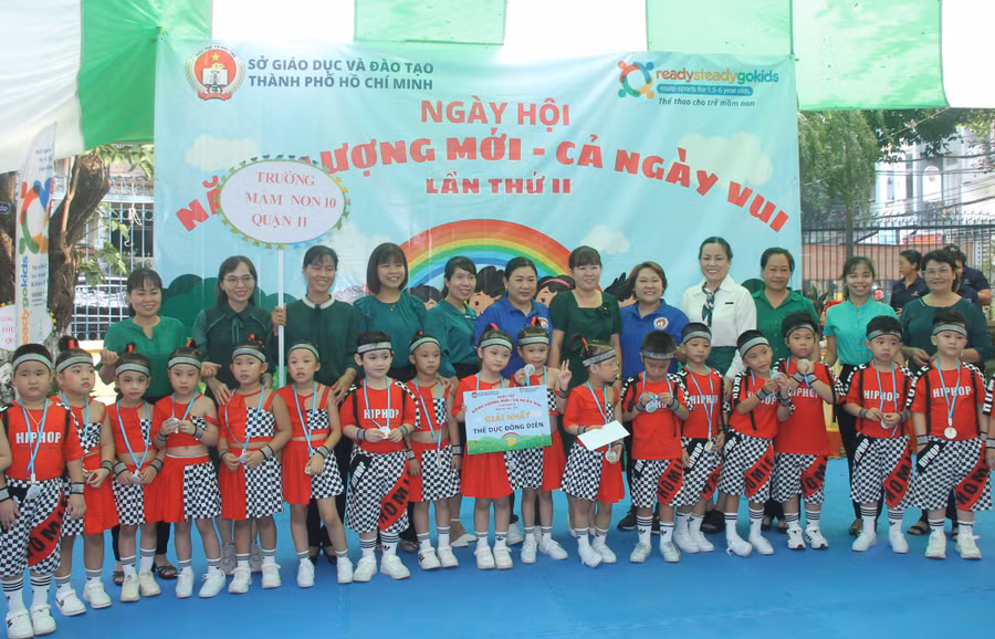 Ban tổ chức trao giải Nhất thể dục đồng diễn cho Trường Mầm non 10 (quận 11).