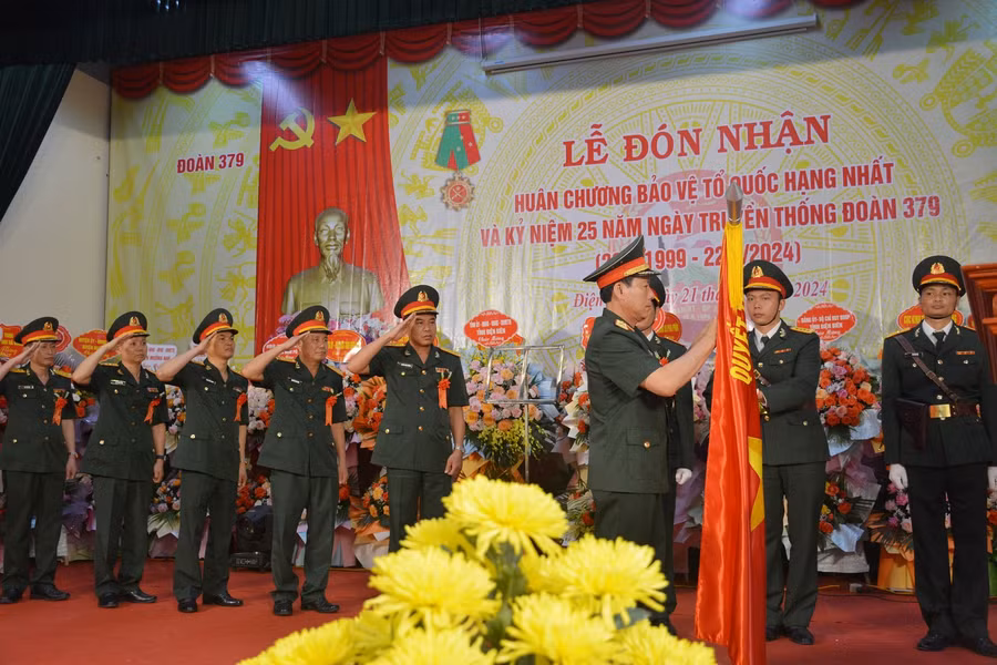 Thừa ủy quyền của Chủ tịch nước, Thiếu tướng Đinh Mạnh Phác gắn Huân chương Bảo vệ Tổ quốc hạng Nhất lên Quân kỳ Quyết thắng của Đoàn Kinh tế-Quốc phòng 379.