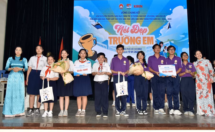 Ban tổ chức trao giải cho các đội đạt giải Nhì. Ban tổ chức trao giải cho các đội đạt giải Nhì.