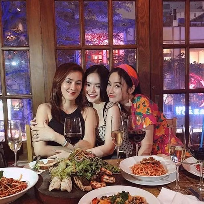 Angela Phương Trinh và em gái Phương Trang tập trung vào việc kinh doanh và dành thời gian cho gia đình, đặc biệt là trong những ngày kỷ niệm như sinh nhật mẹ.