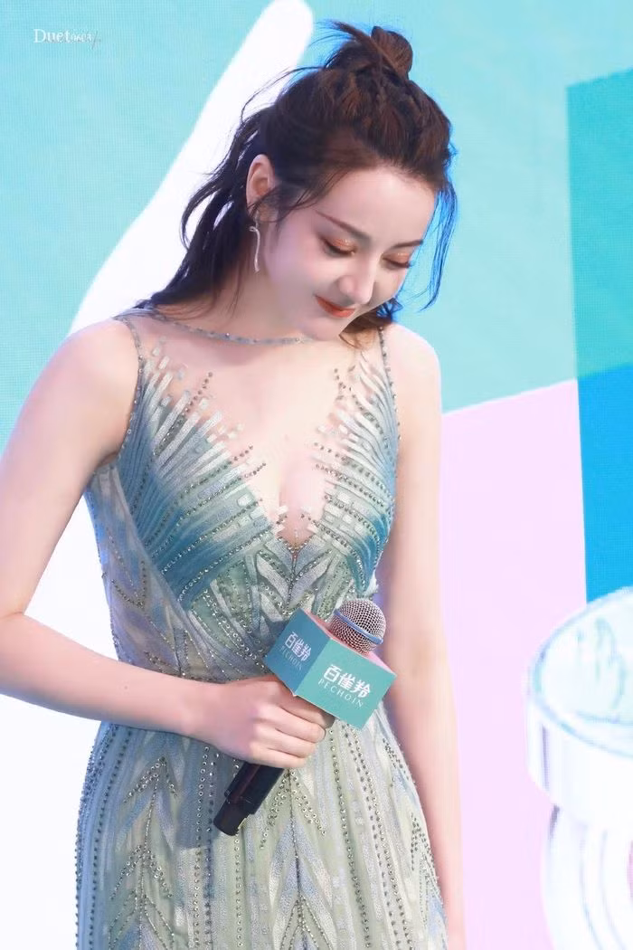 Lợi thế về thân hình giúp mỹ nữ Tân Cương “cân” được mọi loại trang phục sexy.