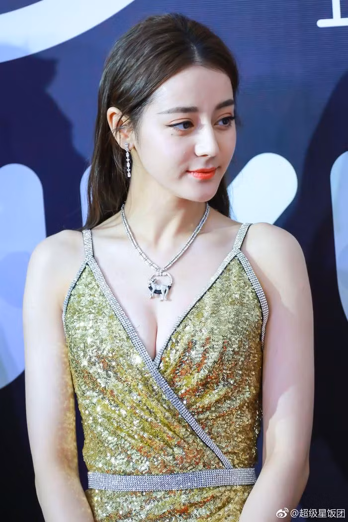 Khi diện bộ đồ này, netizen đã rất kinh ngạc trước sự thay đổi phong cách táo bạo của Địch Lệ Nhiệt Ba.