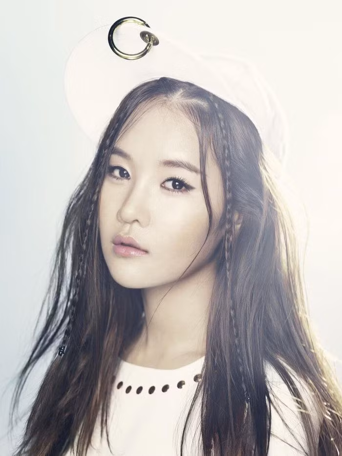 Jiyeon là thành viên được xem là all-rounder của GLAM, cô nàng đảm nhiệm vị trí nhóm trưởng, main rapper và cân luôn giọng ca chính.