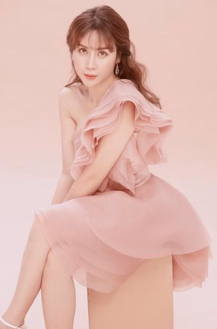 Hậu thẩm mỹ cải thiện nhan sắc, Lưu Hương Giang đã có sự thay đổi rõ rệt. Nhìn qua hình ảnh này, khó ai nghĩ cô đã là bà mẹ hai con và đang ở tuổi 37
