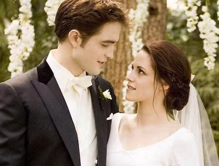Thành công của "Chạng vạng" cũng đưa 2 diễn viên chính Robert Pattinson (trái) và Kristen Stewart trở thành những cái tên được tìm kiếm nhiều nhất trên mạng xã hội. Cặp đôi khi ấy được yêu mến hơn bởi câu chuyện "phim giả tình thật" trong thời gian ghi hình bộ phim.