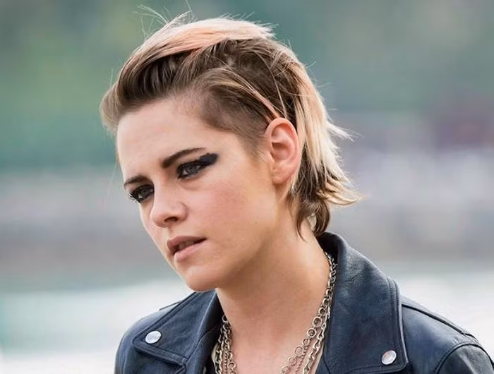 Kristen Stewart cũng dần dần "lột xác", thoát khỏi hình ảnh Bella Swan nữ tính ngày nào, thay vào đó cô chuyển sang phong cách cá tính hơn với mái tóc tém.