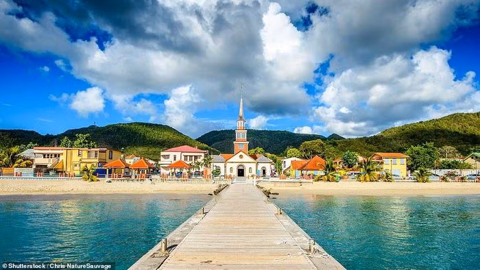 2 - Les Anses-d'Arle, thuộc quần đảo Martinique, vùng biển Caribbean của Pháp. Nơi đây nổi tiếng với 'những bãi biển cát trắng mịn và những ngôi nhà Creole đầy màu sắc'.