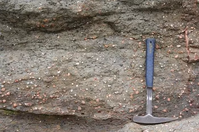 Dấu vết của các khoảng chất thạch anh và zeolite dùng trong hệ thống lọc nước lộ diện khi khai quật - Ảnh do nhóm nghiên cứu cung cấp .