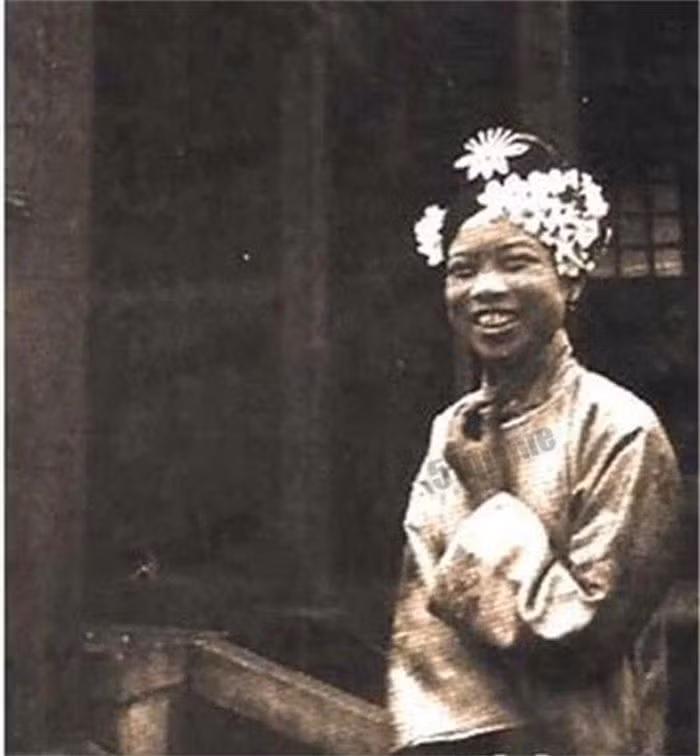 Trên phim, bà còn được miêu tả là cô gái thông minh và vô cùng xinh đẹp. Song theo những bức ảnh về bà còn sót lại thì không giống với tạo hình của nhân vật trên phim.