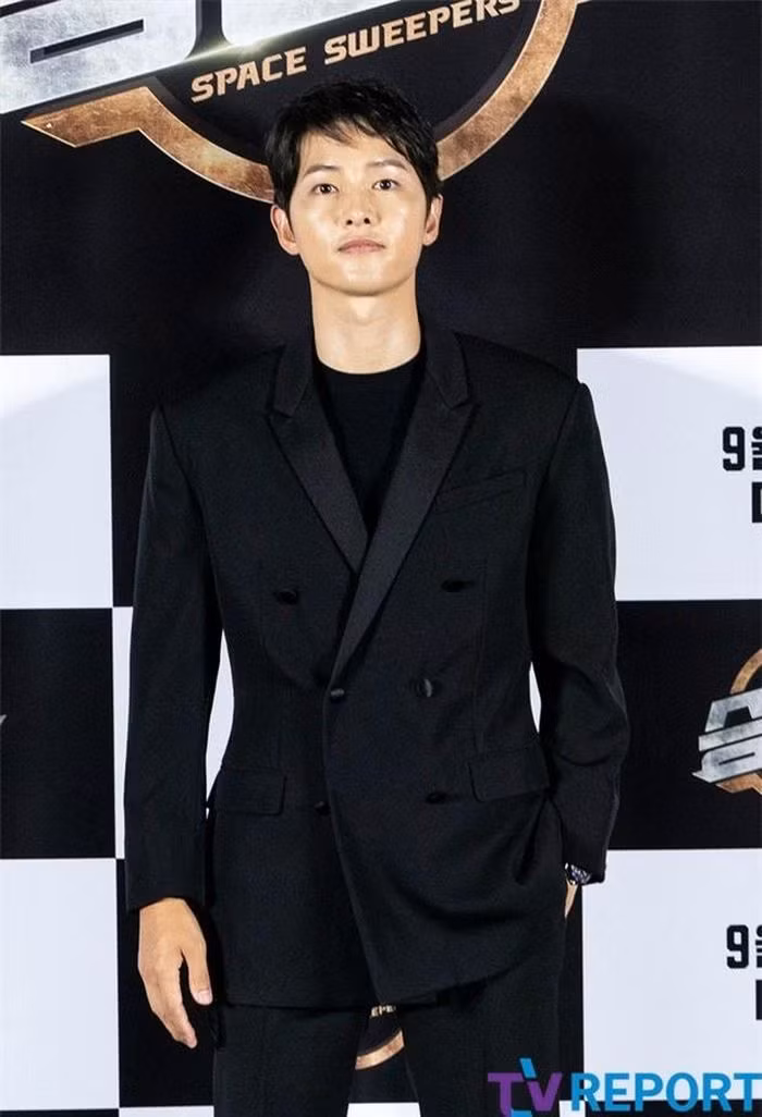 Song Joong Ki lần đầu lộ diện trước công chúng sau ly hôn Song Hye Kyo.