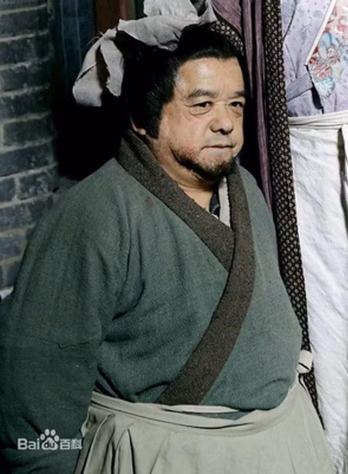 Trần Tam Mộc (sinh năm 1960) được biết đến với biệt hiệu “diễn viên lùn nhất Trung Quốc”. Chỉ cao 1m28 nhưng sự nghiệp và tình duyên của ông khiến người ta phải ngước nhìn. Tam Mộc tiết lộ, ở tuổi vị thành niên, do bị bệnh ở tuyến yên nên ông bị ảnh đến việc phát triển chiều cao.