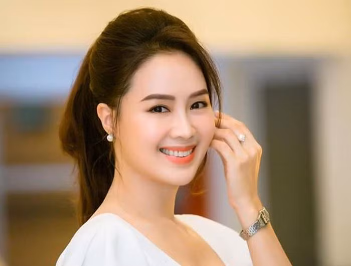 Sau thành công của phim "Cầu vồng tình yêu", Hồng Diễm bất ngờ rút khỏi showbiz để vun vén cho gia đình. Mãi đến năm 2016, cô mới tái xuất trong bộ phim diễm tình "Mátxcơva, mùa thay lá". Bộ phim đã tạo nên cơn "sốt" trong cộng đồng người hâm mộ.