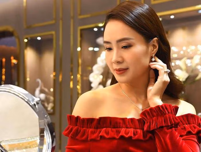 Hồng Diễm không công khai danh tính lẫn hình ảnh cận mặt chồng. Vì vậy, đến nay, thân thế của chồng Hồng Diễm vẫn là một ẩn số.